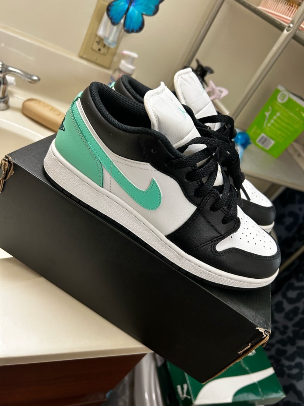 Jordan 1s low top ( grade school size 6 )